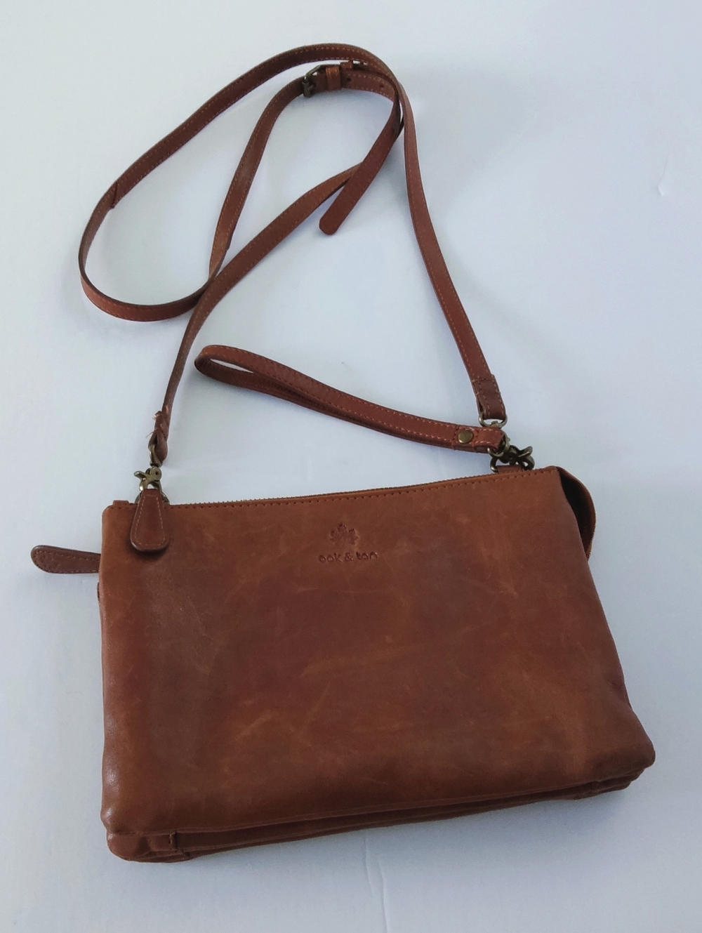 Oak & Tan Leather Crossbody/ Wristlet Bag in Brown. Pre-owned.